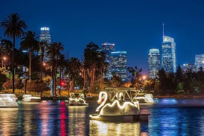 Disfruta de un paseo nocturno en bote cisne iluminado en echo park lake, con vistas al skyline de los Ángeles y lleva tus propios snacks. incluye instrucciones, chalecos salvavidas y asientos cómodo