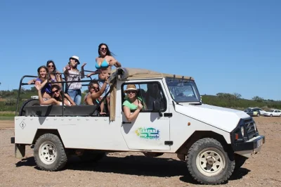 Descubre el algarve rural en un safari 4x4: prueba miel casera, bebe medronho y refréscate en un río. incluye recogida en hotel y guía local.