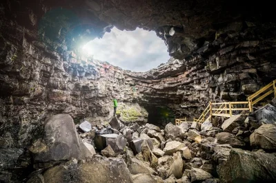Découvrez la grotte de lave víðgelmir en islande lors d’une visite guidée sécurisée avec casque. admirez les couleurs étonnantes des roches et écoutez les histoires locales.