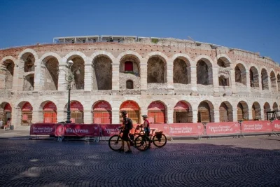 Explore verona de e-bike, do famoso julieta ao castel san pietro, com guia local e subidas suaves. capacete e aluguel de e-bike inclusos.