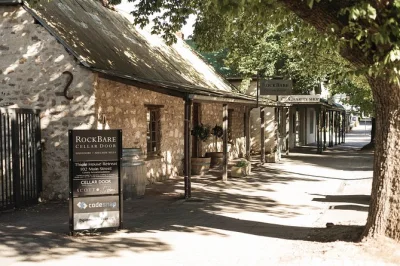 Scopri adelaide hills e hahndorf con un tour enologico hop-on hop-off flessibile, con pickup, tappe in cantine locali e tempo libero per esplorare ogni fermata. prenota il tuo posto ora.