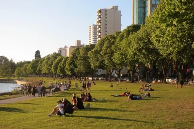 Découvrez vancouver en petit groupe : stanley park, gastown, histoires locales, déjeuner au marché de granville, et prise en charge à l’hôtel pour une visite sans stress.