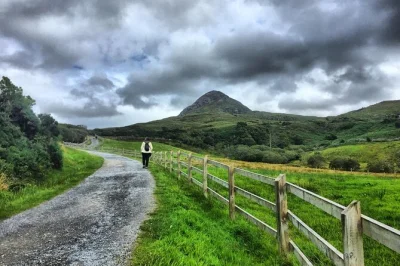 Descubra o ar puro e selvagem de connemara em um passeio de um dia saindo de galway, com guia local, paradas na kylemore abbey ou no parque nacional e momentos tranquilos pela sky road.