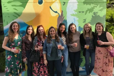 Découvrez savannah à travers la visite « midnight in the garden of good & evil » en petit groupe, avec des histoires locales et des arrêts aux lieux emblématiques du livre et du film. guide incl