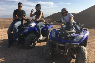 Découvrez le désert d’agafay au coucher du soleil avec une balade à dos de chameau, une sortie en quad et un dîner berbère. transfert depuis marrakech, guide local et repas traditionnel sous le