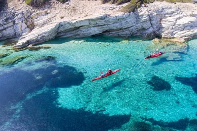 Scopri lefkada in kayak tra le grotte marine, fai snorkeling nelle acque cristalline e gusta uno snack tipico greco. tutto incluso con guida e attrezzatura.