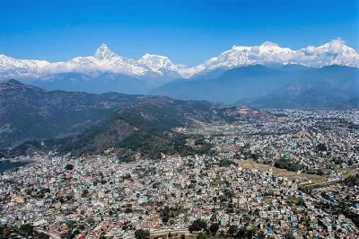 Vive el amanecer en nagarkot, un safari en chitwan y los mejores atractivos de pokhara en este tour de 6 días por nepal con guía privado y traslados incluidos.