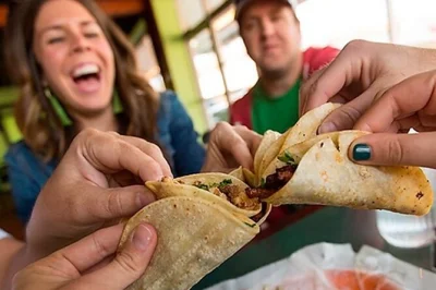 Entdecke santa barbara bei einer geführten tour zu fünf taco-spots, genieße craft-drinks und sichere dir geschenkkarten von lokalen läden. tacos, margaritas und geschichten inklusive.