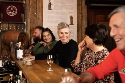 Conheça a única destilaria em funcionamento de galway com degustações práticas de poitín, whiskey e gin. ouça histórias de família, explore o local e aproveite uma sessão guiada de sabores.