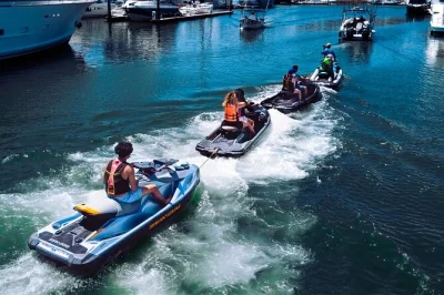 Scopri puerto vallarta in jet ski: sfreccia da marina vallarta, fai tappa al malecón e immergiti per snorkeling vicino a los arcos. guida e attrezzatura inclusi.