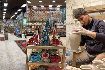 Descubre la cerámica de cappadocia en un taller local, observa a un maestro en acción y disfruta de té turco mientras creas tu propia pieza. incluye todos los materiales.