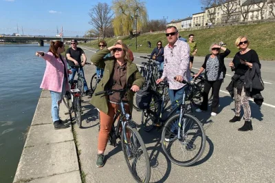 Scopri le strade di krakow con un tour privato in bici guidato da un locale. visita la città vecchia, il quartiere ebraico di kazimierz e i sentieri lungo il fiume, con un percorso adattato al tuo ri