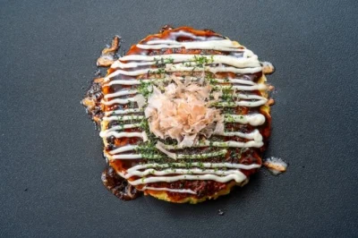 Vivi un corso di cucina in una casa di osaka: impara a fare okonomiyaki, zuppa di miso e taiyaki con un insegnante locale. pranzo incluso e sake opzionale.