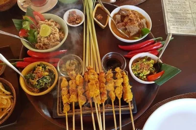 Ubud, balinesischer kochkurs mit marktbesuch, frischen zutaten und hotelabholung. erlebe authentische balinesische küche – auch vegetarische optionen verfügbar.