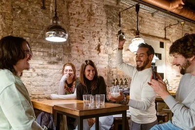 Scopri i bar di quartiere di barcellona con vini spagnoli rari, tapas su misura e storie autentiche. include 4 bar, vino, cibo e guida locale amichevole.