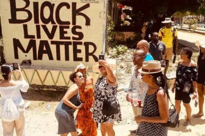 Découvrez san basilio de palenque lors d’une excursion d’une journée depuis cartagena, avec musique, médecine ancestrale, fresques murales et déjeuner maison. transfert inclus.