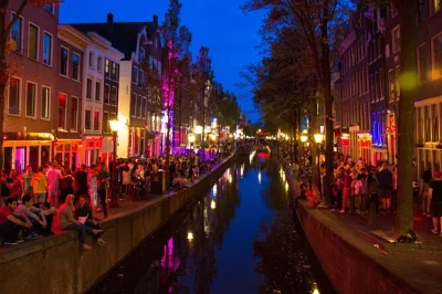 Explore o red light district de amsterdam com um guia local, descubra cantinhos secretos e viva a experiência de um peepshow. grupo pequeno, guia e ingressos inclusos.