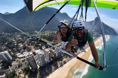 Vivez l’adrénaline du deltaplane ou parapente au-dessus des plages, forêts et montagnes de rio. transport, équipement sécurité et vidéo gopro instantanée inclus.