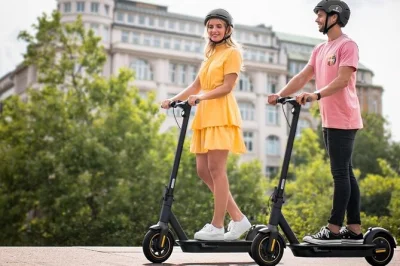 Sinta a liberdade em paris com um passeio de e-scooter. passe pela notre-dame, louvre e torre eiffel com guia divertido — inclui treinamento e paradas para fotos.