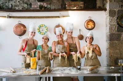 Disfruta en sorrento del jardín de mama, recoge ingredientes frescos y aprende a cocinar pasta tradicional junto al mar. incluye almuerzo, bebidas y un regalo local.