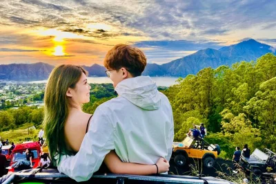 Mount batur sonnenaufgang per jeep erleben, frühstück über den wolken genießen und vulkanische täler mit lokalem guide entdecken. inkl. hoteltransfer und eintritt.