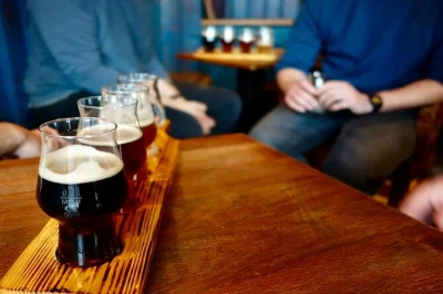 Dégustez neuf bières artisanales uniques à berlin, découvrez le street art de friedrichshain et grignotez avec un guide local lors de ce petit groupe—plus de dégustations que partout ailleurs.