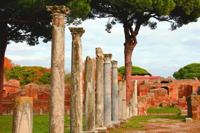Découvrez ostia antica, ancienne cité romaine, lors d’une visite en petit groupe depuis rome. promenez-vous dans ses rues, admirez mosaïques et temples avec un guide passionné. entrée incluse.