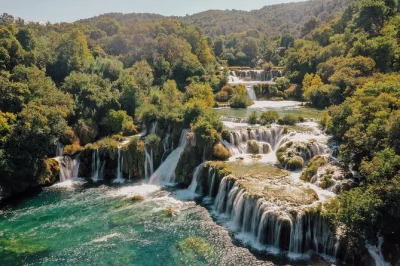 Descubra as cachoeiras de krka, explore uma vila ecológica tradicional e prove vinhos da dalmácia neste passeio privado saindo de split com guia e transporte inclusos.
