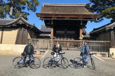 Descubre la magia tranquila de kyoto en e-bike: recorre bosques de bambú, templos y el brillante pabellón dorado con un guía local. incluye entradas y agua embotellada.