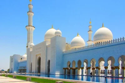 Conheça a grande mesquita de abu dhabi em um passeio de dia saindo de dubai, com pickup em suv, guia local e entrada sem fila para uma visita tranquila.