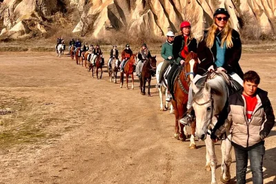 Siente la magia de cappadocia a caballo por los valles rosado y espada, con transporte privado y guías locales. elige entre paseo diurno o al atardecer, casco incluido.