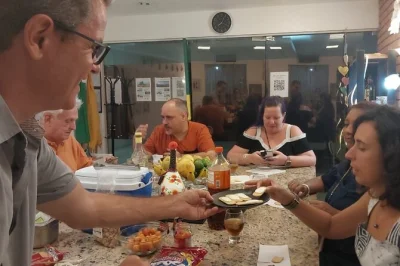 Découvrez rio à travers 33 plats brésiliens typiques, snacks de rue et douceurs. avec caipirinha, guide local et dessert inclus — réservez vite votre place.