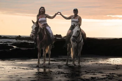 Sinta a brisa do mar a cavalo em jaco beach, atravesse plantações de arroz e trilhas na floresta, veja animais e termine com um passeio à beira do mar. guia e água inclusos.