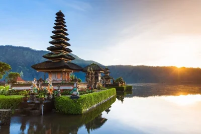 Entdecke bali: ruhe im tirta gangga, spaziergang durch jatiluwihs reisterrassen und sonnenuntergang am tanah lot – private tour mit hoteltransfer und lokalem guide.