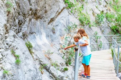 Scopri il fresco spruzzo del sapadere canyon, vivi la vita del villaggio vicino ad alanya e gusta un picnic sul fiume in questa escursione con pranzo tipico e trasferimento dall’hotel.