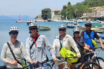 Parti da dubrovnik in traghetto per lopud, pagaia fino a Šipan e pedala tra uliveti con una guida locale. tutto l’equipaggiamento incluso, gruppo ristretto. gita giornaliera autentica alle isole el