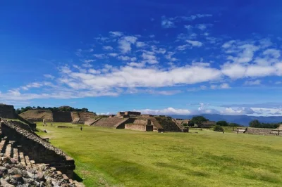 Scopri le antiche rovine di monte alban, incontra gli artigiani di oaxaca nelle loro case e assapora la cucina locale in un tour di un’intera giornata con trasporto dall’hotel incluso.