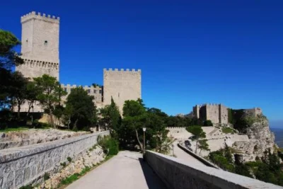 Descubre las campanas de erice, explora el templo antiguo de segesta y visita las salinas de trapani en una excursión desde palermo con guía multilingüe y transporte incluido.