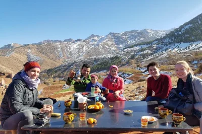 Découvrez les montagnes de l’atlas depuis marrakech, randonnez dans cinq vallées avec un guide local, savourez un thé à la menthe au bord de la rivière et partagez un déjeuner berbère—avec 