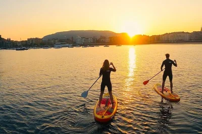 Disfruta san sebastián desde tu tabla de paddle surf, navega por la bahía de la concha al amanecer, date un baño y desayuna en la isla de santa clara. incluye equipo y guía local.