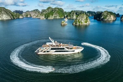 Explore as águas da baía de lan ha saindo de hanoi ou hai phong, remando por enseadas escondidas, conhecendo moradores da vila viet hai e curtindo um almoço a bordo do espaçoso cruzeiro—com tras