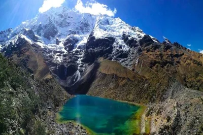 Descubre la caminata guiada al lago humantay desde cusco. incluye desayuno, almuerzo, transporte y guía local. ideal para viajeros activos que buscan aventura en los andes.