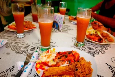 Scopri il cuore di cartagena al mercato bazurto, assaggia frutti tropicali e cucina piatti locali in una vera cucina di casa. include pickup in hotel e pranzo.