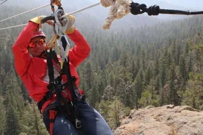 Sinta a adrenalina no passeio zipline em seven falls, colorado—8 tirolesas, 2 pontes suspensas e um rapel assistido de 55 metros. guias locais e transporte inclusos.
