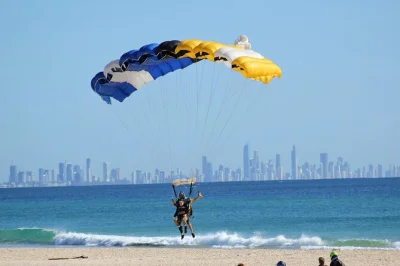 Sinta a adrenalina de um salto tandem sobre a gold coast, caindo livre entre cidade e mar, com pouso direto na praia de kirra. treinamento e taxas inclusos.