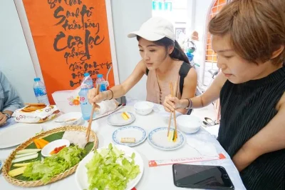 Découvrez hoi an le soir avec un guide local, dégustez 9 plats vietnamiens, jouez à des jeux traditionnels et laissez voguer vos lanternes sur la rivière hoai. dîner et balade en bateau inclus.