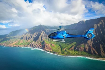 Sobrevoe a na pali coast, o waimea canyon e as cachoeiras do jurassic park em kauai com assentos estilo executivo, fones com cancelamento de ruído e piloto local certificado.