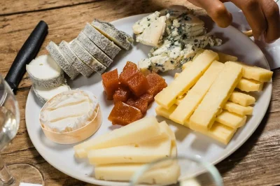 Explore saint-germain em paris com um guia local, provando queijos, doces, armagnac e uma padaria premiada — degustações e histórias a cada parada.