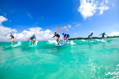 Siente la emoción de tu primera ola en playa macao, punta cana, con clases grupales de surf, grupos pequeños, recogida en hotel y fruta fresca incluida.