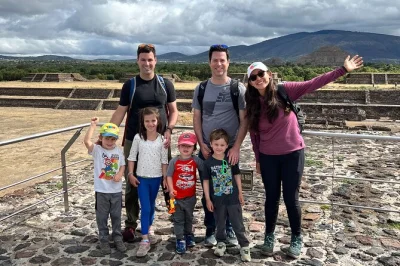 Scopri teotihuacan senza folla con un tour privato mattutino da città del messico. visita le antiche piramidi, i murales e la via dei morti con guida certificata. pickup incluso.